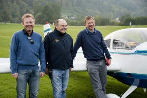 Unsere Fluglehrer H. Reisinger und R. Artner  mit dem Prüfer Andreas Winkler